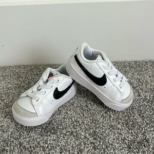 Nike legacy court shoes